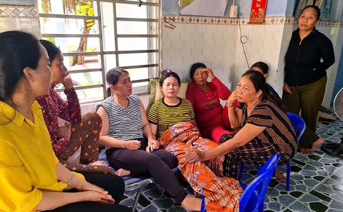 Phụ nữ làng biển sẻ chia nỗi đau với vợ ngư dân Lương Hùng Vương tử nạn sau vụ chìm tàu câu mực QNa 90129 - Ảnh: TRẦN MAI Phụ nữ làng biển sẻ chia nỗi đau với vợ ngư dân Lương Hùng Vương tử nạn sau vụ chìm tàu câu mực QNa 90129 - Ảnh: TRẦN MAI