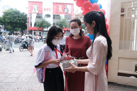 TP.HCM thông báo học phí học kỳ 1 năm học 2023-2024 - Ảnh 1. UBND TP.HCM ra chỉ đạo về việc cho phép tạm thu học phí học kỳ 1 năm học 2023-2024. Trong ảnh: Học sinh Trường THCS Minh Đức (quận 1) trong ngày tựu trường - Ảnh: NGỌC PHƯỢNG