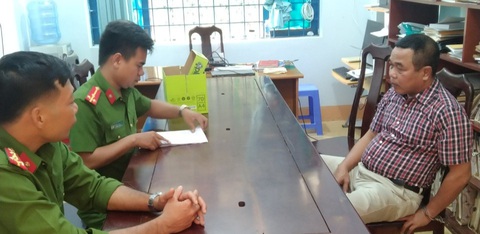 Ông Khoa (phải) bị tạm giữ hình sự để điều tra về hành vi cưỡng đoạt tài sản - Ảnh: M.Q. Ông Khoa bị tạm giữ hình sự để điều tra về hành vi cưỡng tiền của người dân - Ảnh: M.Q.