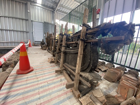 Phát lộ nhiều thông tin thú vị khi đào sâu nền đất dưới chân Chùa Cầu - Ảnh 2. Các hình khối đỉnh mái cũ Chùa Cầu được bóc ra và bao bọc lại cẩn thận để tìm cách gắn lại như nguyên trạng - Ảnh: B.D.