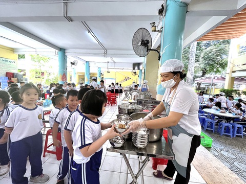 Học sinh Trường tiểu học Nguyễn Bình Khiêm, quận 1, TP.HCM, xếp hàng nhận suất ăn trưa 24-10 - Ảnh: MỸ DUNG Học sinh Trường tiểu học Nguyễn Bình Khiêm, quận 1, TP.HCM, xếp hàng nhận suất ăn trưa 24-10 - Ảnh: MỸ DUNG