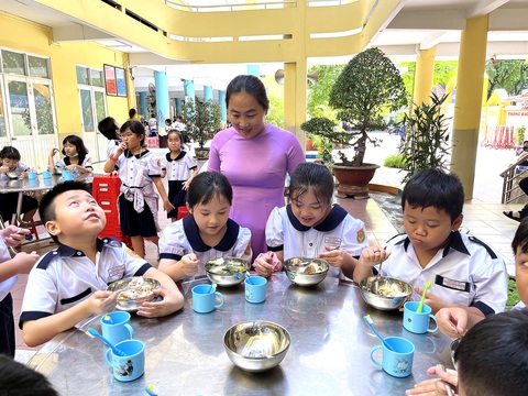 Học sinh Trường tiểu học Nguyễn Bỉnh Khiêm, quận 1, TP.HCM ăn trưa tại trường - Ảnh: MỸ DUNG Học sinh Trường tiểu học Nguyễn Bỉnh Khiêm, quận 1, TP.HCM ăn trưa tại trường - Ảnh: MỸ DUNG