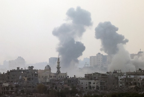 Cuộc chiến ở Gaza khiến Israel tốn bao nhiêu USD mỗi ngày? - Ảnh 1. Khói bốc lên sau cuộc tấn công của Israel vào Dải Gaza hôm 24-10 - Ảnh: REUTERS