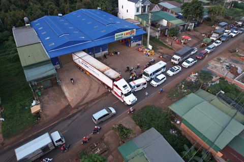 Hàng loạt kho bãi trái phép trên quốc lộ 26 đoạn qua thị trấn Phước An và xã Ea Yông gây ra tình trạng kẹt xe, mất an toàn - Ảnh: THẾ THẾ Hàng loạt kho bãi trái phép trên quốc lộ 26 đoạn qua thị trấn Phước An và xã Ea Yông gây ra tình trạng kẹt xe, mất an toàn - Ảnh: THẾ THẾ