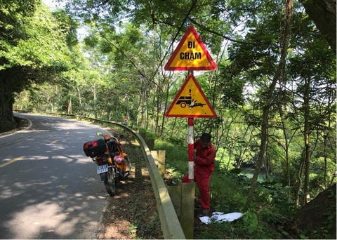 Chôn trồng bổ sung biển báo hiệu đường bộ