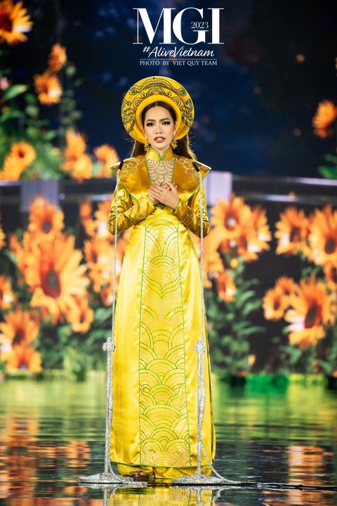Đúng dự đoán, Lê Hoàng Phương lên ngôi Á hậu 4 Miss Grand International 2023 - Ảnh 4. Lê Hoàng Phương mặc áo dài truyền thống trong phần Thuyết trình về hòa bình