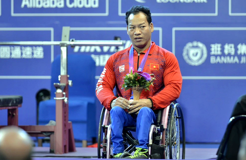 Lực sĩ Lê Văn Công sau khi đoạt HCĐ hạng cân 49kg - Ảnh: Thái Dương Lực sĩ Lê Văn Công sau khi đoạt HCĐ hạng cân 49kg - Ảnh: Thái Dương