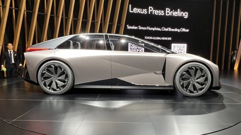 Lexus LF-ZC Concept: Bản xem trước của mẫu mới ra mắt năm 2026, đi xa gấp đôi xe điện thông thường - Ảnh 4. Để đạt được điều đó, dáng xe đóng vai trò quan trọng. Lexus LF-ZC Concept là sự kết hợp giữa sedan và estate (được ví như sedan kéo dài), hơi giống Kia EV6 nhưng nằm thấp hơn và không có thuộc tính nào của crossover truyền thống. Sử dụng ngôn ngữ thiết kế Provocative Simplicity (sự đơn giản đầy quyến rũ), xe có mui thấp và vuốt dài làm thon cabin về phía sau - Ảnh: Autoblog