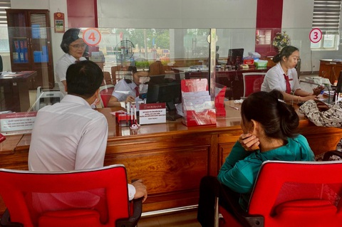 Hai vợ chồng suýt chuyển gần nửa tỉ đồng cho nhóm lừa đảo qua mạng - Ảnh 1. Hai vợ chồng đến chi nhánh Agribank Lệ Thủy rút tiền để chuyển cho nhóm lừa đảo qua mạng nhưng may được nhân viên ngân hàng ngăn chặn - Ảnh: P.P