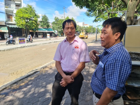 Mùa mưa lại đào đường thi công: Chủ đầu tư cử người giám sát chất lượng - Ảnh 3. Ông Bùi Đức Thuận (phải) giám đốc Ban quản lý dự án đầu tư xây dựng và phát triển quỹ đất TP Quảng Ngãi, trao đổi với nhà thầu việc thi công, sử dụng vật liệu thay thế đảm bảo chất lượng - Ảnh: TRẦN MAI