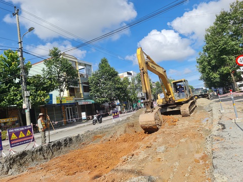 Mùa mưa lại đào đường thi công: Chủ đầu tư cử người giám sát chất lượng - Ảnh 4. Tranh thủ nắng ráo, đơn vị thi công đang tăng tốc, bởi theo dự báo mấy ngày tới Quảng Ngãi sẽ có mưa. Hiện tiến độ phụ thuộc vào "ông trời" - Ảnh: TRẦN MAI