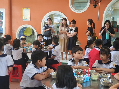 Khi phụ huynh đến lớp học và ăn trưa cùng con - Ảnh 2. Phụ huynh quan sát bữa ăn trưa tại Trường tiểu học Nguyễn Bỉnh Khiêm - Ảnh: TRÂN TRẦN