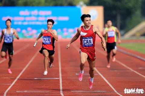 Nguyễn Thị Oanh và đội Công An Nhân Dân gây sốt tại giải quốc gia 2023 - Ảnh 4. "Vua tốc độ" Việt Nam Ngần Ngọc Nghĩa chạy lượt cuối giúp tổ tiếp sức Công An Nhân Dân giành huy chương vàng nội dung 4 x 200m nam