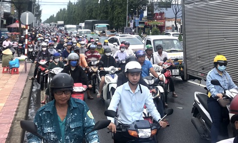 Tin tức sáng 26-10: Xe máy bán ế, tồn kho nhiều; Trường học được quyền tự chọn sách giáo khoa - Ảnh 3. Triều cường dâng cao gây kẹt xe trên đường Nguyễn Văn Cừ trong đợt triều cường giữa tháng 8 âm lịch - Ảnh: CHÍ QUỐC