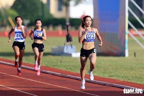 Nguyễn Thị Oanh (023) bứt tốc vượt lên Lê Thị Tuyết (áo đen) và Phạm Thị Hồng Lệ (áo trắng) ở nội dung 5.000m nữ tại Giải điền kinh vô địch quốc gia 2023 - Ảnh: HOÀNG TÙNG Nguyễn Thị Oanh (023) bứt tốc vượt lên Lê Thị Tuyết (áo đen) và Phạm Thị Hồng Lệ (áo trắng) ở nội dung 5.000m nữ tại Giải điền kinh vô địch quốc gia 2023 - Ảnh: HOÀNG TÙNG
