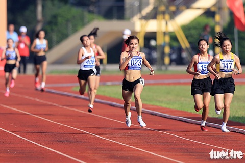 Nguyễn Thị Oanh và đội Công An Nhân Dân gây sốt tại giải quốc gia 2023 - Ảnh 3. Ở vòng cuối cùng, Nguyễn Thị Oanh (023) bung hết tốc độ, bỏ xa tốp cuối đến gần hai vòng sân và giành huy chương vàng