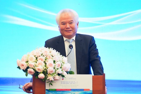 Hội thảo Khoa học Quốc tế về Biển Đông lần thứ 15: "Thu hẹp vùng biển xám, mở rộng vùng biển xanh" - Ảnh 3. Ông Ngô Sĩ Tồn, viện trưởng Viện Nghiên cứu Biển Đông Trung Quốc, trình bày tham luận tại hội thảo - Ảnh: HỮU HẠNH