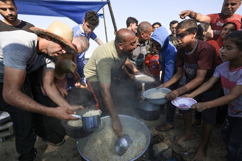 Cảnh phân phát thực phẩm ở trại di tản tại Khan Yunis, phía Nam Dải Gaza, ngày 25-10 - Ảnh: AFP Cảnh phân phát thực phẩm ở trại di tản tại Khan Yunis, phía nam Dải Gaza, ngày 25-10 - Ảnh: AFP