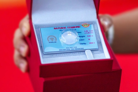 VIFON trao viên kim cương đầu tiên cho người trúng giải - Ảnh 1. VIFON trao viên kim cương đầu tiên cho người trúng giải - Ảnh 1.