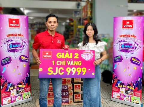 VIFON trao viên kim cương đầu tiên cho người trúng giải - Ảnh 4. Ngoài giải nhất là viên kim cương, công ty cũng đã đến trao trực tiếp 20 giải Nhì là những đồng tiền vàng cho các khách hàng trúng thưởng trên khắp cả nước