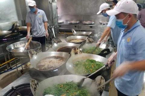 Suất ăn dưới 20.000 đồng... phải dùng thịt đông lạnh với chất lượng hên xui? - Ảnh 1. Nhu cầu về suất ăn công nghiệp tại Việt Nam hiện khá lớn - Ảnh: N.TRÍ