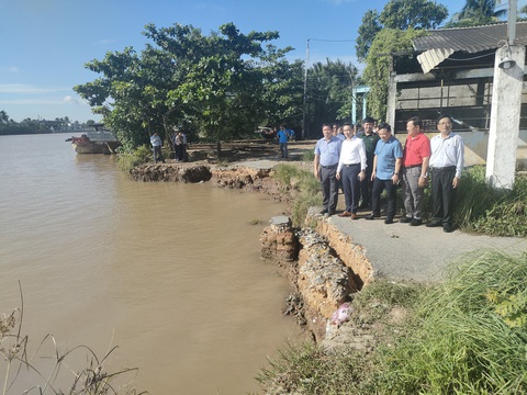 Công bố tình huống khẩn cấp sạt lở bờ sông Giao Hoà - Ảnh 1. Điểm sạt lở tại sông Giao Hòa vừa được UBND tỉnh Bến Tre công bố tình huống khẩn cấp - Ảnh: M.T.