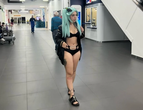 Cô gái bị cấm bay vì mặc bikini 'siêu nhỏ' - Ảnh 1. Kine Chan mặc bikini đến sân bay vì sợ trễ một sự kiện cosplay.