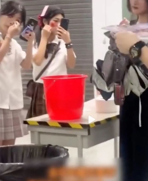 Phải tẩy rửa hóa trang Halloween mới được lên tàu điện - Ảnh 2. Video clip gây sốt quay lại cảnh hành khách phải tẩy trang trước lối vào ga điện ngầm