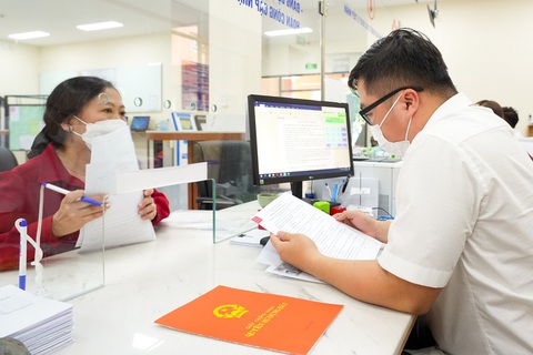 TP.HCM sẽ công khai danh sách cán bộ xử lý hồ sơ chậm trễ - Ảnh 1. Thực hiện thủ tục hành chính cho người dân tại TP.HCM - Ảnh: HỮU HẠNH