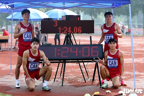 Nguyễn Thị Oanh và đội Công An Nhân Dân gây sốt tại giải quốc gia 2023 - Ảnh 5. Tổ tiếp sức đội Công An Nhân Dân, gồm Triệu Thái Sơn, Nguyễn Tiến Hùng, Đặng Hoàng Ánh và Ngần Ngọc Nghĩa xuất sắc phá kỷ lục quốc gia