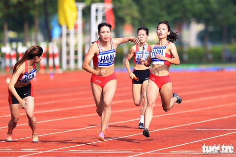 Nguyễn Thị Oanh và đội Công An Nhân Dân gây sốt tại giải quốc gia 2023 - Ảnh 6. Nội dung tiếp sức 4 x 200m nữ, tổ tiếp sức Hà Nội, gồm Phùng Thị Huệ, Nguyễn Thị Kim Ngọc, Hoàng Thị Minh Hạnh và Nguyễn Thị Hằng giành huy chương vàng với thành tích 1 phút 35,23 giây