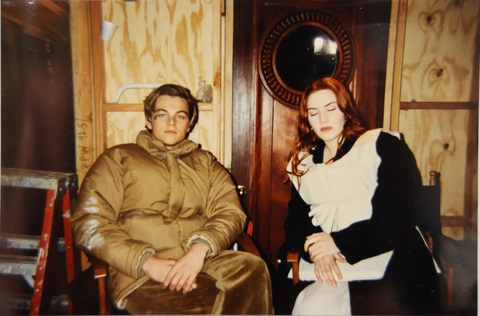 Thời trẻ của Leonardo DiCaprio và Kate Winslet qua loạt ảnh hậu trường Titanic mới - Ảnh 1. DiCaprio mặc chiếc áo parka ngồi cùng Winslet, nữ diễn viên người Anh có vẻ đang chợp mắt giữa lịch trình bận rộn - Ảnh: Henry Aldridge & Son