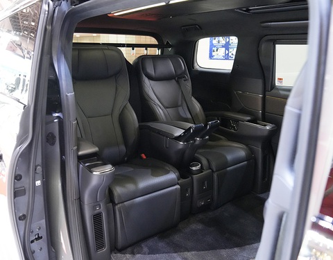 Những làn gió mới tại gian hàng Toyota ở Japan Mobility Show 2023 - Ảnh 3. Tuy nhiên, cabin xe chỉ có 4 chỗ ngồi để tối ưu không gian phía sau - Ảnh: Headlightmag