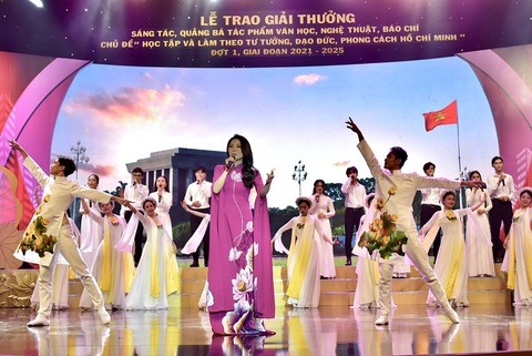 Tiết mục ca múa Ba Đình còn vang vọng tiếng Người mở màn lễ trao giải - Ảnh: T.T.D Tiết mục ca múa Ba Đình còn vang vọng tiếng Người mở màn lễ trao giải - Ảnh: T.T.D