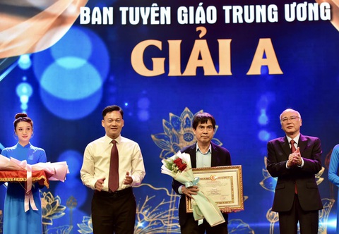 KTS Nguyễn Trường Lưu nhận giải A với tác phẩm Trường Mầm non Hoa Sen - Ảnh: T.T.D KTS Nguyễn Trường Lưu nhận giải A với tác phẩm Trường mầm non Hoa Sen - Ảnh: T.T.D