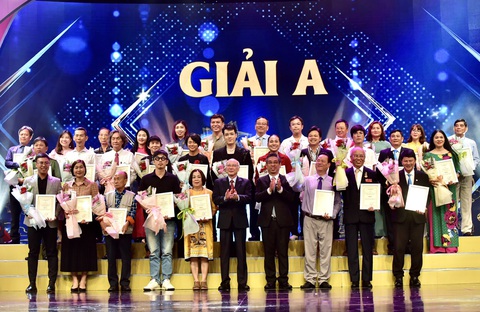 Các tác giả nhận giải thưởng khối chuyên nghiệp - Ảnh: T.T.D Các tác giả nhận giải thưởng khối chuyên nghiệp - Ảnh: T.T.D