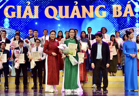 NSƯT Trịnh Kim Chi và các tác giả nhận Giải Quảng bá khối chuyên nghiệp - Ảnh: T.T.D NSƯT Trịnh Kim Chi và các tác giả nhận giải quảng bá khối chuyên nghiệp - Ảnh: T.T.D