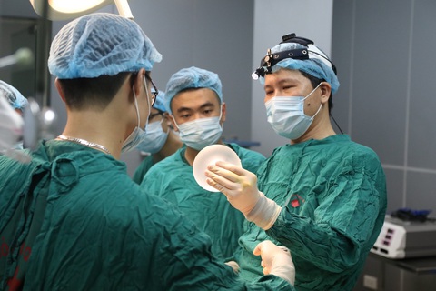 TS Tống Hải khuyến cáo người mắc một số bệnh lý nền không nên phẫu thuật thẩm mỹ - Ảnh: BVCC Tiến sĩ Tống Hải khuyến cáo người mắc một số bệnh lý nền không nên phẫu thuật thẩm mỹ - Ảnh: BVCC