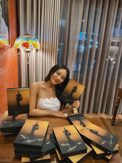 Văn Mai Hương ký tặng album mới. Văn Mai Hương ký tặng album mới.