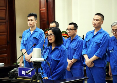 Cựu trưởng bộ phận thư ký tài chính AIC nghẹn ngào kêu oan - Ảnh 1. Bị cáo Nguyễn Thị Thu Phương - cựu trưởng bộ phận thư ký tài chính Công ty AIC - vẫn một mực kêu oan, khóc nghẹn lúc được nói lời sau cùng trước khi tòa nghị án - Ảnh: N.HIẾU