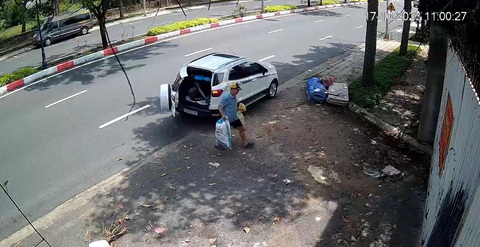 Dùng xe hơi đi xả rác bừa bãi - Ảnh 1. Người đàn ông dùng xe hơi chở rác xả bừa bãi ở vỉa hè đường Nguyễn An Ninh, phường 8, TP Vũng Tàu - Ảnh cắt từ clip
