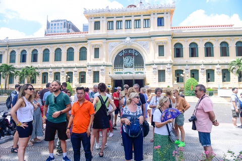 Thu hồi nhà đất công ty VISSAN, giữ lại Bưu điện TP.HCM - Ảnh 6. Bưu điện TP.HCM từ lâu luôn là lựa chọn tham quan của du khách khi đến TP.HCM - Ảnh: QUANG ĐỊNH