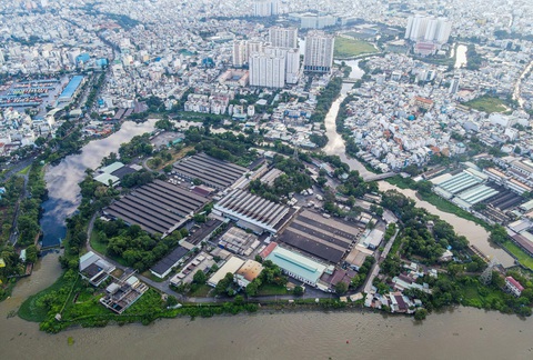 Thu hồi nhà đất công ty VISSAN, giữ lại Bưu điện TP.HCM - Ảnh 2. Khu đất của Công ty Vissan như một “tiểu đảo” vây quanh bởi sông Sài Gòn và kênh rạch. Đường bộ độc đạo dẫn vào khu vực này là đường Vũ Ngọc Phan (qua cây cầu bắc ngang rạch Cầu Sơn) - Ảnh: CHÂU TUẤN