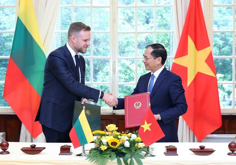 Việt Nam - Lithuania sẽ tăng cường hợp tác công nghệ cao - Ảnh 2. Ông Bùi Thanh Sơn và ông Lithuania Gabrielius Landsbergis ký kết thỏa thuận hợp tác giữa bộ ngoại giao hai nước - Ảnh: TTXVN
