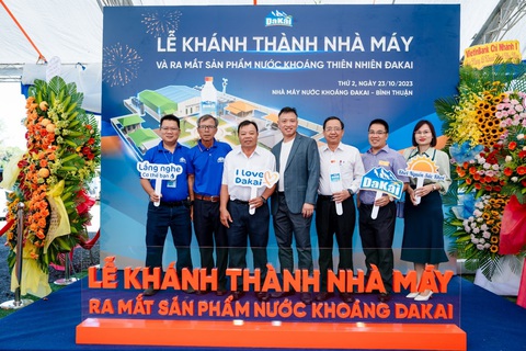 Khánh thành nhà máy và ra mắt sản phẩm nước khoáng Dakai tại Bình Thuận - Ảnh 1. Ban lãnh đạo Công ty cổ phần nước khoáng Đakai chụp hình lưu niệm cùng các vị đại biểu tham dự sự kiện
