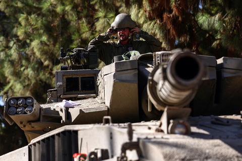 Quân đội Israel tại khu vực sát biên giới với Lebanon ngày 25-10 - Ảnh: REUTERS Quân đội Israel tại khu vực sát biên giới với Lebanon ngày 25-10 - Ảnh: REUTERS