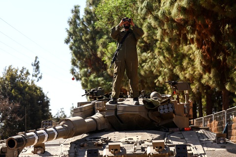 Vì sao Israel có thể trì hoãn tấn vào Dải Gaza? - Ảnh 2. Phương tiện chiến đấu của Israel được triển khai tại biên giới phía bắc với Lebanon - nơi lực lượng Hezbollah do Iran hậu thuẫn hoạt động - Ảnh: REUTERS