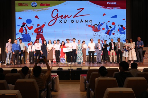 Nhiều góc nhìn sáng tạo ở sân chơi ‘Gen Z xứ Quảng’ - Ảnh 5. Ban tổ chức trao thưởng cho đội thắng cuộc ở vòng loại