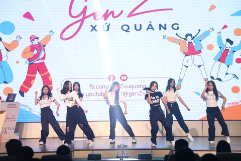 Nhiều góc nhìn sáng tạo ở sân chơi ‘Gen Z xứ Quảng’ - Ảnh 2. Một tiết mục giao lưu văn nghệ ở vòng loại