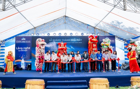 Khánh thành nhà máy và ra mắt sản phẩm nước khoáng Dakai tại Bình Thuận - Ảnh 3. Đại diện BLĐ Công ty Đakai cùng các đại biểu thực hiện nghi thức cắt băng khánh thành